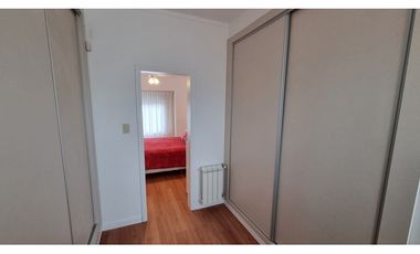En venta casa de 4 ambientes con quincho y garaje. Barrio Chauvin.