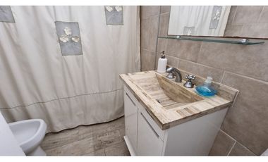 En venta casa de 4 ambientes con quincho y garaje. Barrio Chauvin.