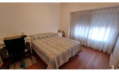 En venta casa de 4 ambientes con quincho y garaje. Barrio Chauvin.