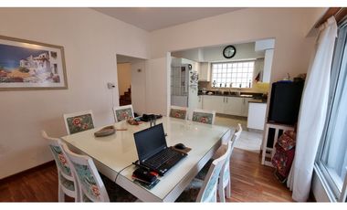 En venta casa de 4 ambientes con quincho y garaje. Barrio Chauvin.