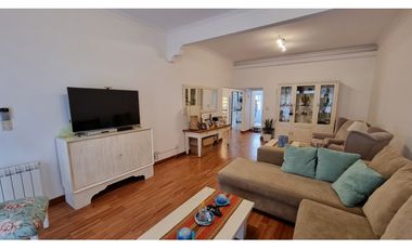 En venta casa de 4 ambientes con quincho y garaje. Barrio Chauvin.