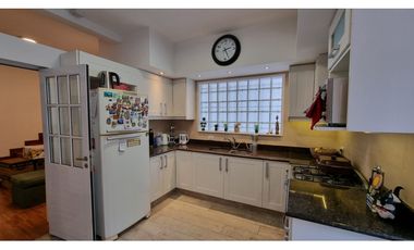 En venta casa de 4 ambientes con quincho y garaje. Barrio Chauvin.