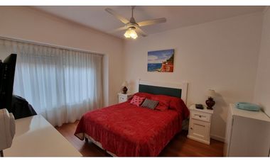 En venta casa de 4 ambientes con quincho y garaje. Barrio Chauvin.