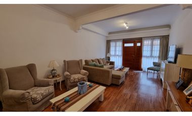 En venta casa de 4 ambientes con quincho y garaje. Barrio Chauvin.