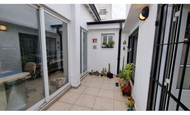 En venta casa de 4 ambientes con quincho y garaje. Barrio Chauvin.