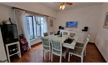 En venta casa de 4 ambientes con quincho y garaje. Barrio Chauvin.