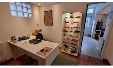 En venta casa de 4 ambientes con quincho y garaje. Barrio Chauvin.