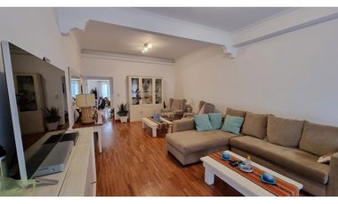 En venta casa de 4 ambientes con quincho y garaje. Barrio Chauvin.