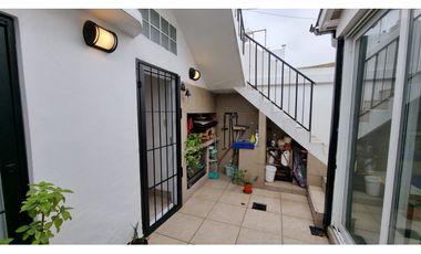 En venta casa de 4 ambientes con quincho y garaje. Barrio Chauvin.