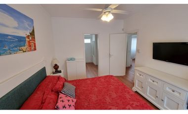 En venta casa de 4 ambientes con quincho y garaje. Barrio Chauvin.