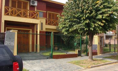 EXCELENTE CHALET EN 3 PLANTAS   LOTE DE 10 X 42 MUY BUENA CALIDAD DE CONSTRUCION