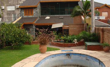 EXCELENTE CHALET EN 3 PLANTAS   LOTE DE 10 X 42 MUY BUENA CALIDAD DE CONSTRUCION