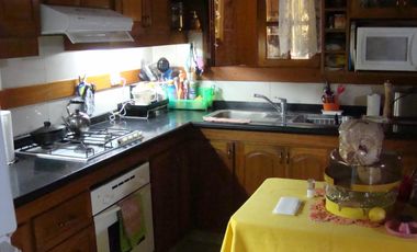 EXCELENTE CHALET EN 3 PLANTAS   LOTE DE 10 X 42 MUY BUENA CALIDAD DE CONSTRUCION