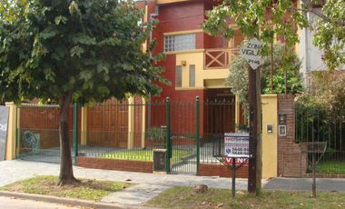 EXCELENTE CHALET EN 3 PLANTAS   LOTE DE 10 X 42 MUY BUENA CALIDAD DE CONSTRUCION