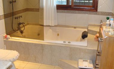 EXCELENTE CHALET EN 3 PLANTAS   LOTE DE 10 X 42 MUY BUENA CALIDAD DE CONSTRUCION