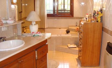 EXCELENTE CHALET EN 3 PLANTAS   LOTE DE 10 X 42 MUY BUENA CALIDAD DE CONSTRUCION