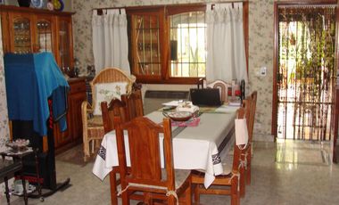 EXCELENTE CHALET EN 3 PLANTAS   LOTE DE 10 X 42 MUY BUENA CALIDAD DE CONSTRUCION