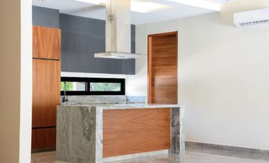 Casa con jardin y alberca privada,  residencial con amenidades, Valenia