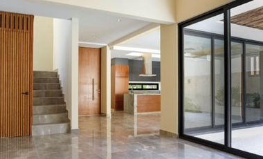 Casa con jardin y alberca privada,  residencial con amenidades, Valenia