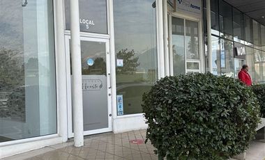 Local Comercial en Arriendo en Av. La Dehesa / Strip Center Small Service