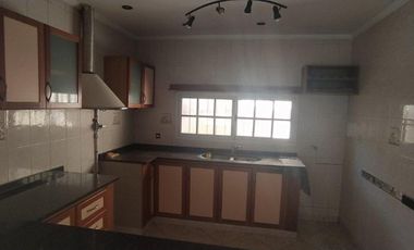 VENTA DE EXCELENTE CHALET DE 400 M² CONSTRUIDOS EN UN LOTE DE 500 M² - INMEJORABLE UBICACIÓN