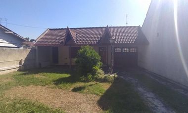 VENTA DE EXCELENTE CHALET DE 400 M² CONSTRUIDOS EN UN LOTE DE 500 M² - INMEJORABLE UBICACIÓN