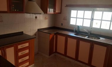 VENTA DE EXCELENTE CHALET DE 400 M² CONSTRUIDOS EN UN LOTE DE 500 M² - INMEJORABLE UBICACIÓN