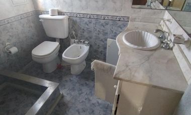 VENTA DE EXCELENTE CHALET DE 400 M² CONSTRUIDOS EN UN LOTE DE 500 M² - INMEJORABLE UBICACIÓN