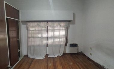 VENTA DE EXCELENTE CHALET DE 400 M² CONSTRUIDOS EN UN LOTE DE 500 M² - INMEJORABLE UBICACIÓN