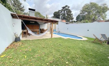 Casa en  MARTINEZ Refaccionada !  hermosa orientacion Jardin con piscina