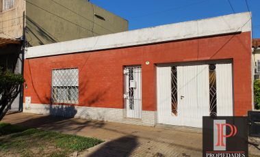 Casa de 2 dormitorios en lavallol Oportunidad de Inversion  retasado a 2 cuadras de jumbo lomas  30 ms de antartida argentina