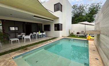 Casa en Venta en Cholul de 4 habitaciones con piscina y terraza