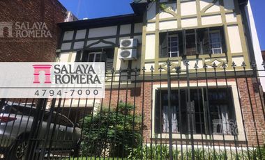 Casa de estilo 5 ambientes en excelente lote. Zona Olivos