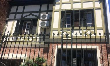 Casa de estilo 5 ambientes en excelente lote. Zona Olivos