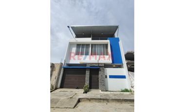 En Venta: Hermosa Y Amplia Casa De Tres Pisos Con Piscina En Condominio/Tarapoto