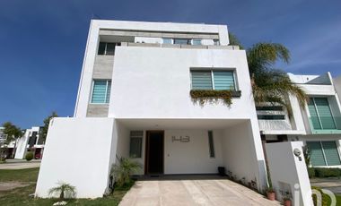 Casa en venta con roof garden residencial Alberia poniente de Aguascalientes