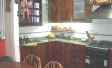 Casa de 3 amb. sobre lote propio.