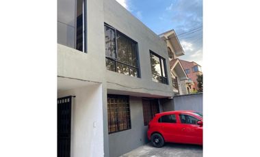 Casa en venta de 4 departamentos en el batan feria libre