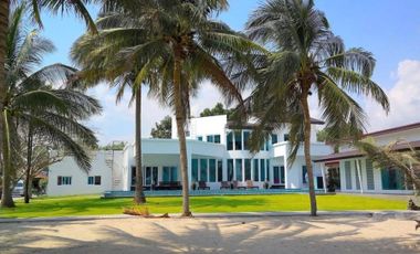 Stunning Absolute beachfront house