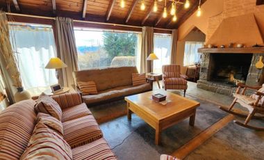 Casa en venta - 4 Dormitorios 3 Baños - Cochera - 1080Mts2 - San Carlos de Bariloche