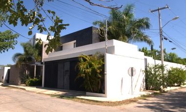 Casa en Venta de 5 rec., La Casa Negra, en Cholul Mérida.