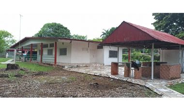 SE VENDE CASA DE CAMPO EN VIA PRINCIPAL >>LA MESA<<