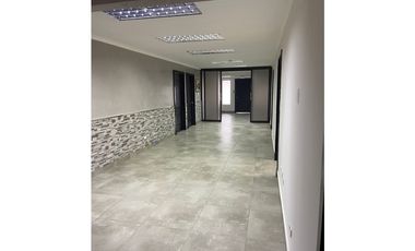 Alquiler de Oficina en Altos del Chase 490 mts Disponible