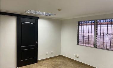 Alquiler de Oficina en Altos del Chase 490 mts Disponible
