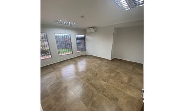 Alquiler de Oficina en Altos del Chase 490 mts Disponible