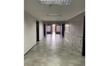 Alquiler de Oficina en Altos del Chase 490 mts Disponible