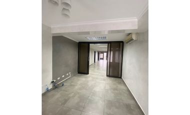 Alquiler de Oficina en Altos del Chase 490 mts Disponible