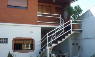 DOS DEPARTAMENTOS EN BLOCK EN PARQUE JOHNSTON. EXCELENTES JUNTOS COMO UNA SOLA VIVIENDA O SEPARADOS.