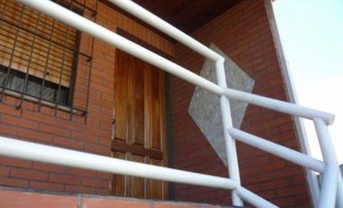 DOS DEPARTAMENTOS EN BLOCK EN PARQUE JOHNSTON. EXCELENTES JUNTOS COMO UNA SOLA VIVIENDA O SEPARADOS.