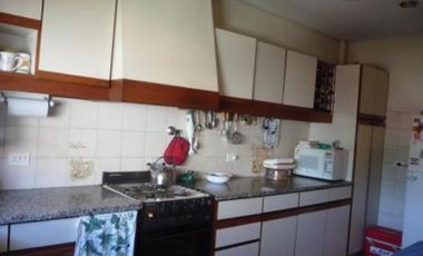 DOS DEPARTAMENTOS EN BLOCK EN PARQUE JOHNSTON. EXCELENTES JUNTOS COMO UNA SOLA VIVIENDA O SEPARADOS.